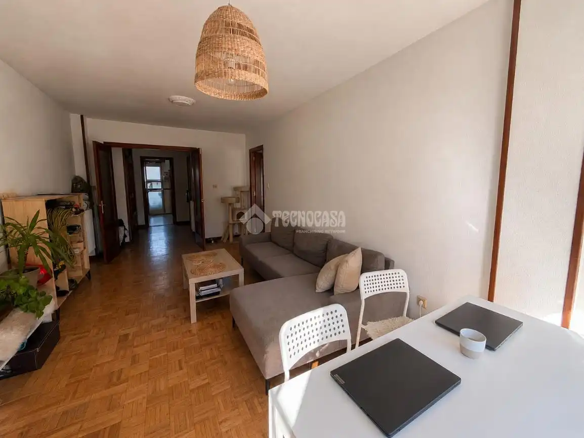 Sala d'estar de Pis en venda en León Capital  amb Calefacció, Parquet i Terrassa