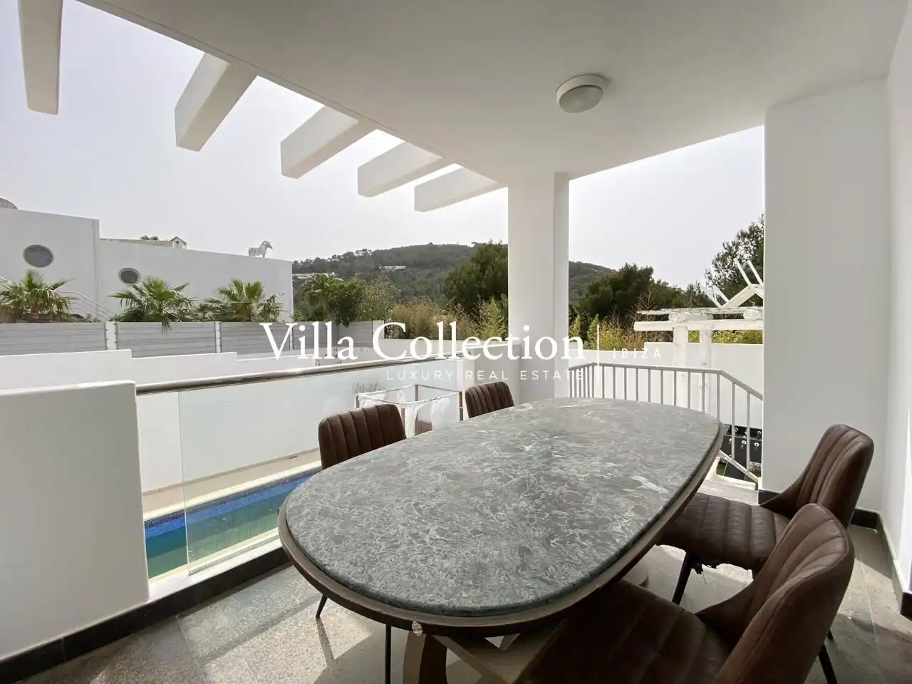 Terrasse von Einfamilien-Reihenhaus zum Verkauf in Sant Josep de sa Talaia mit Privatgarten, Terrasse und Schwimmbad