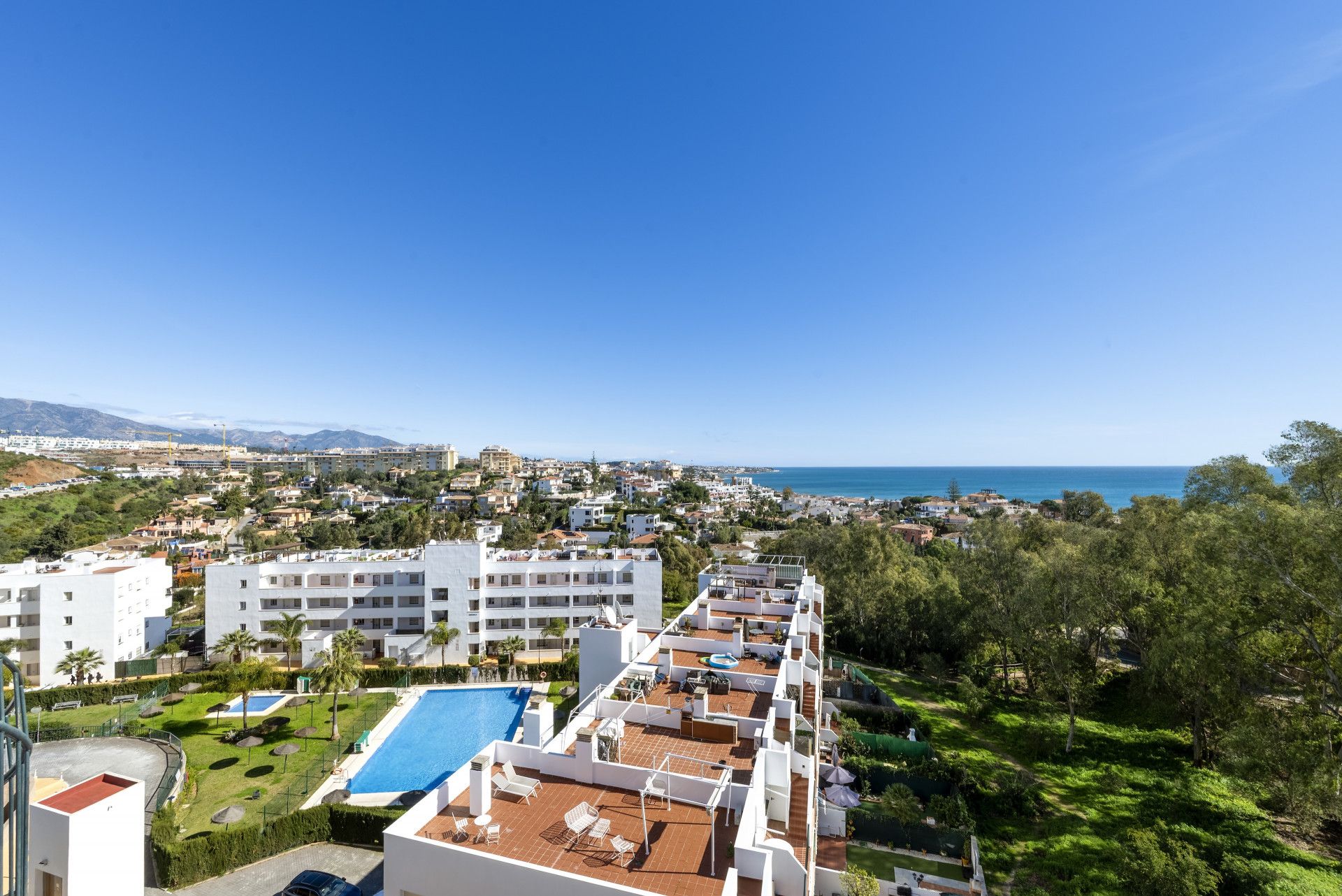 Vista exterior de Àtic en venda en Mijas amb Aire condicionat, Terrassa i Piscina