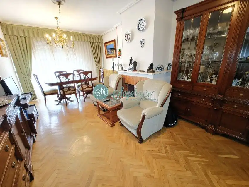 Sala de estar de Piso en venta en Segovia con Calefacción, Terraza y Trastero