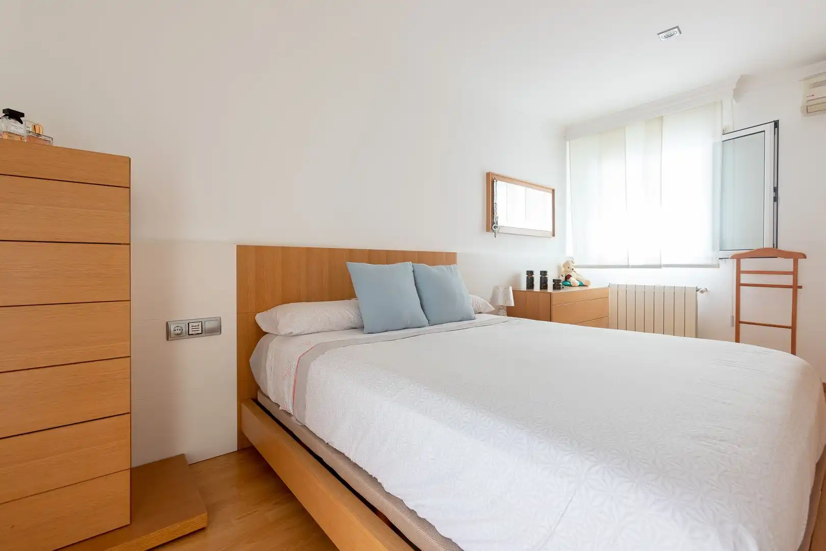 Schlafzimmer von Einfamilien-Reihenhaus zum Verkauf in Roses mit Klimaanlage, Heizung und Terrasse