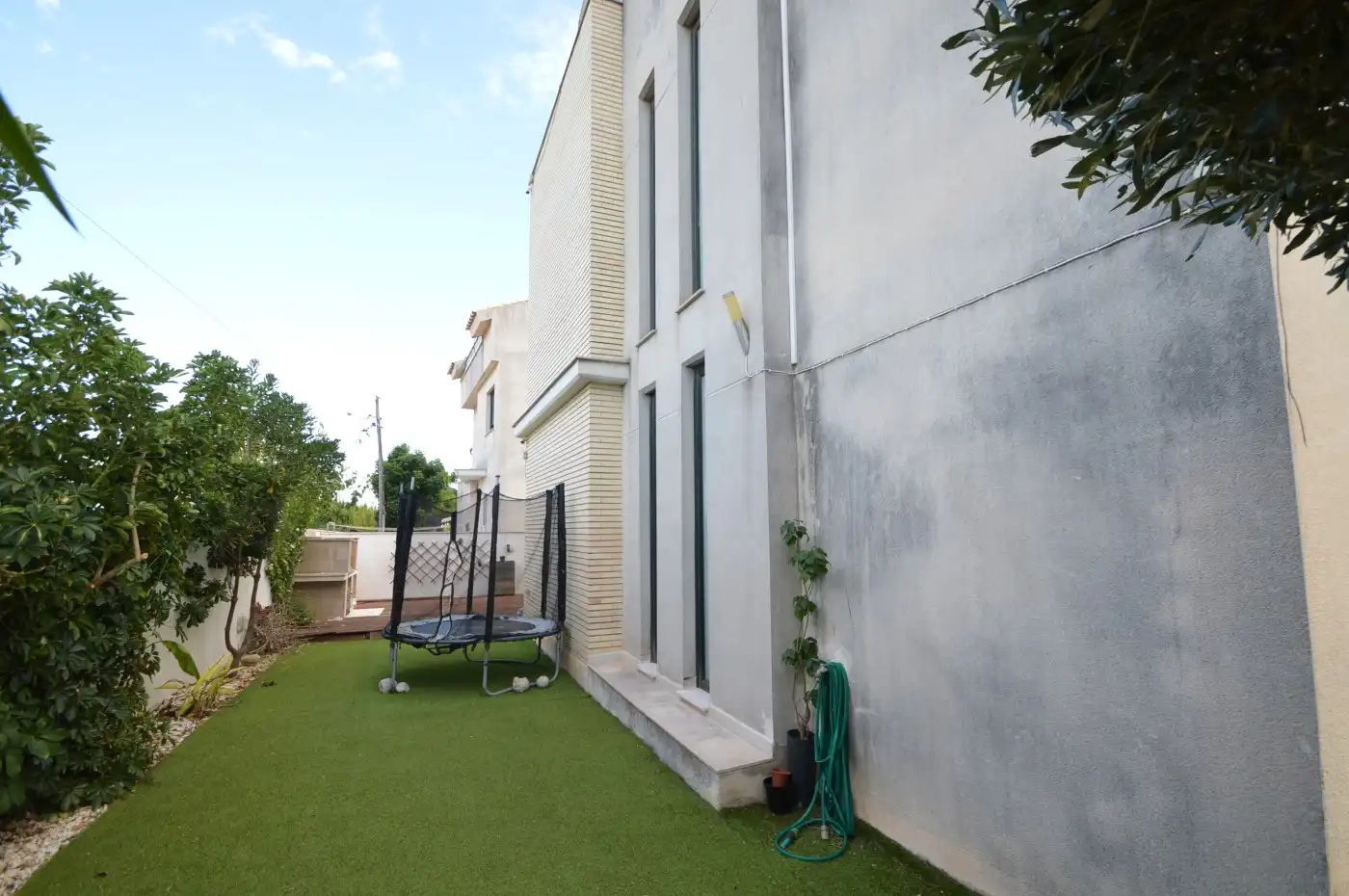 Vista exterior de Casa o xalet en venda en Vinaròs amb Aire condicionat, Calefacció i Jardí privat