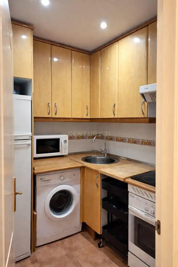 Cuina de Apartament de lloguer en Madrid amb Aire condicionat, Forn i Rentadora
