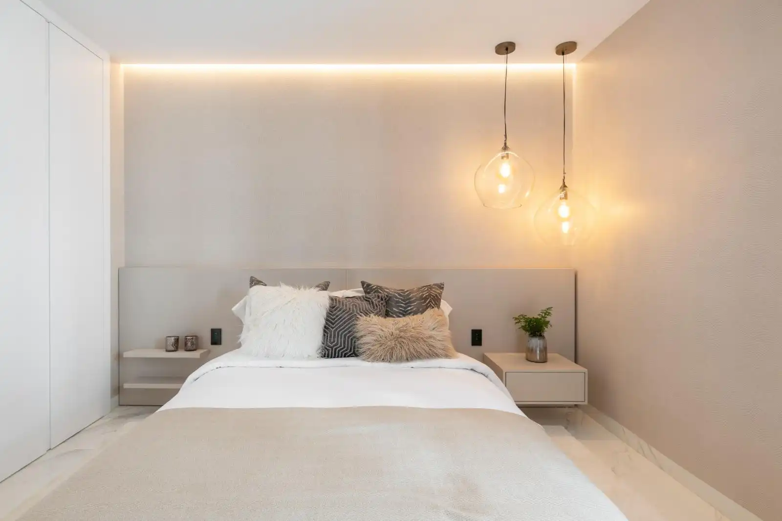 Bedroom of Flat for sale in Marbella  with Air Conditioner, Terrace and Oven