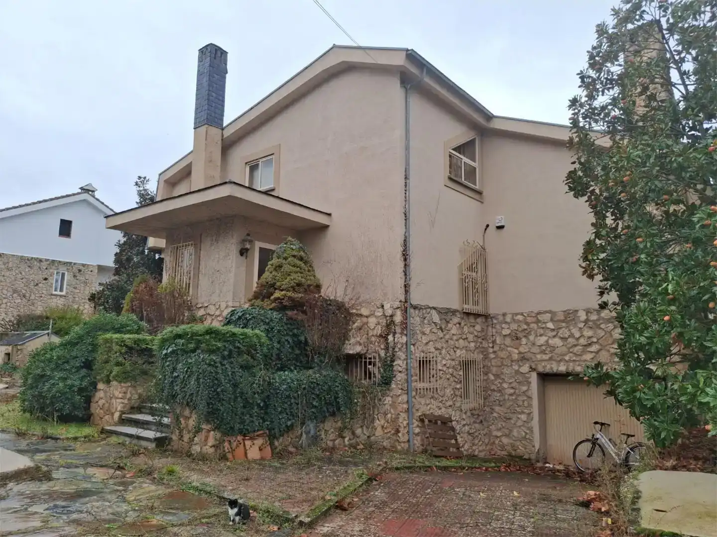 Vista exterior de Casa o xalet en venda en Palazuelos de Eresma amb Aire condicionat, Piscina i Balcó