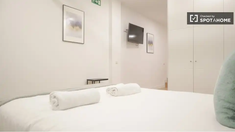 Dormitori de Pis de lloguer en Madrid amb Aire condicionat, Calefacció i Moblat