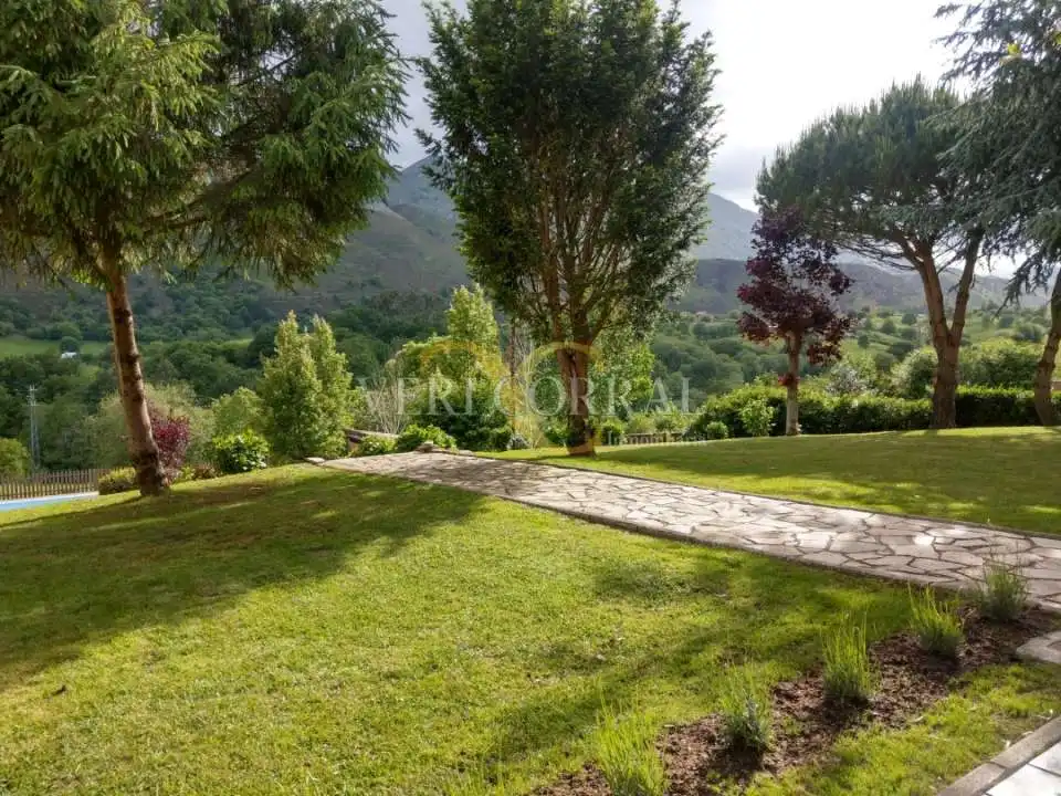 Jardín de Edificio en venta en Llanes