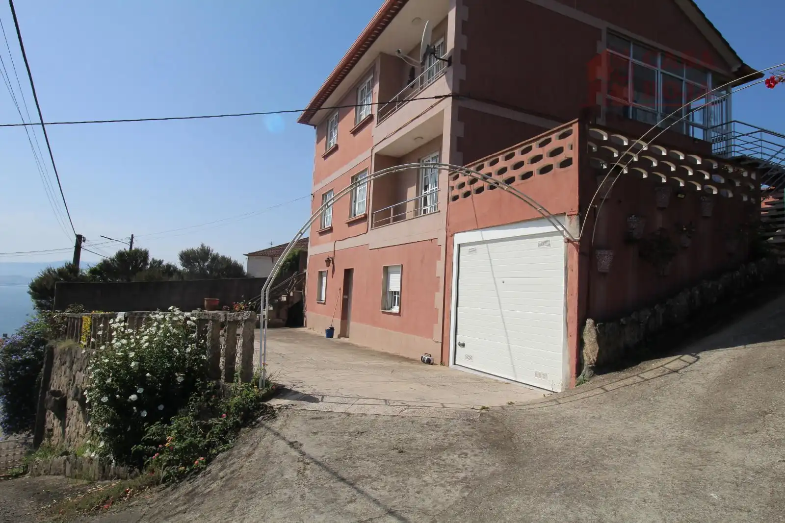 Vista exterior de Casa o xalet en venda en Moaña amb Calefacció, Terrassa i Traster