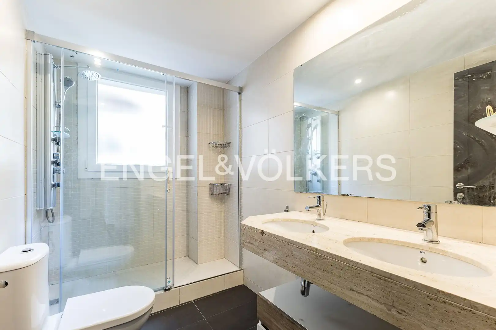 Bathroom of Flat for rent in Barcelona  with Air Conditioner, Heating and Parquet flooring