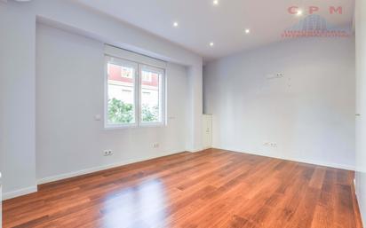 Bedroom of Flat to rent in  Madrid Capital  with Air Conditioner, Heating and Parquet flooring