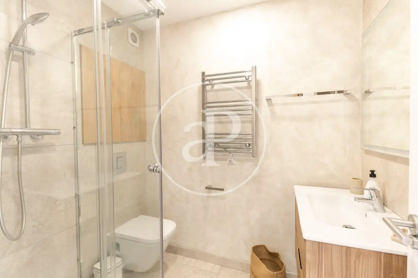 Badezimmer von Wohnung zum Verkauf in Barcelona mit Klimaanlage, Heizung und Möbliert