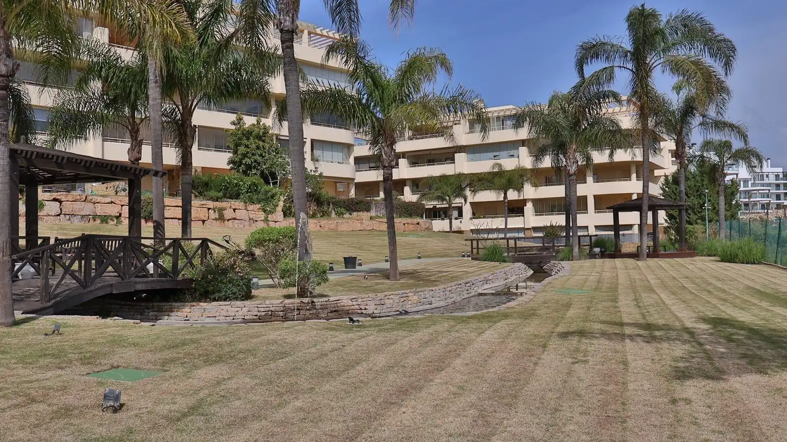 Vista exterior de Pis en venda en Mijas amb Piscina comunitària