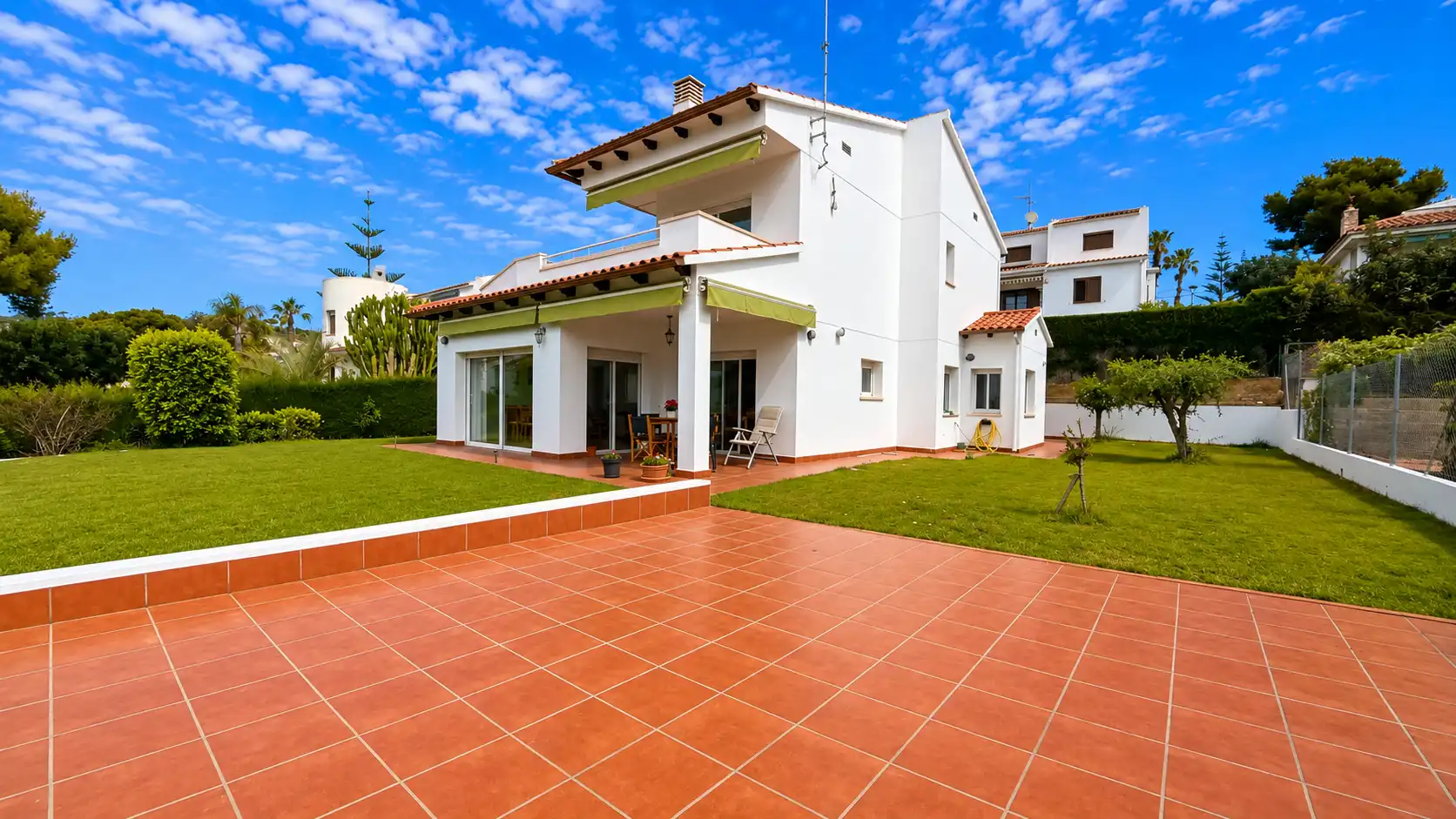 Vista exterior de Casa o xalet en venda en Cunit amb Aire condicionat, Jardí privat i Terrassa