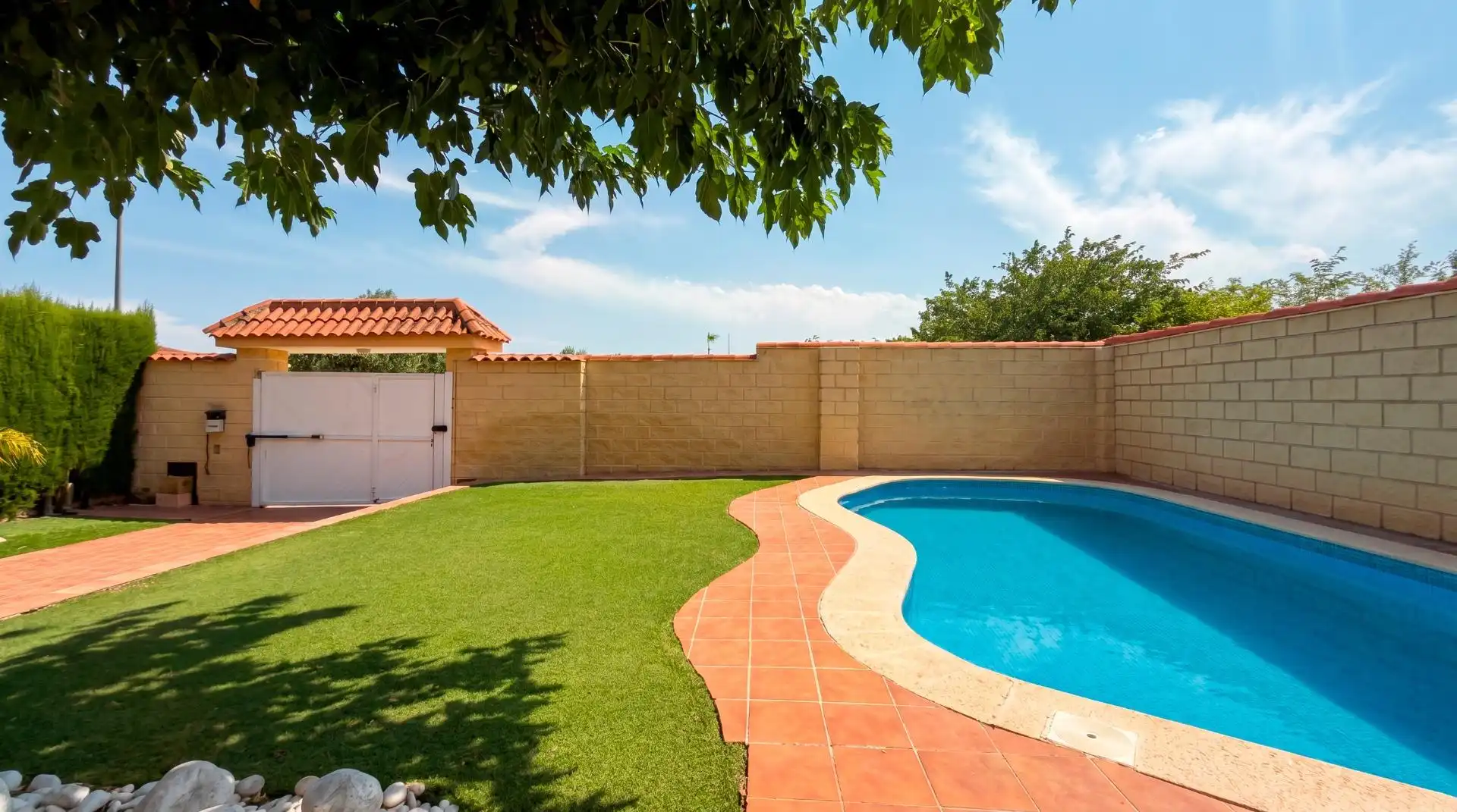 Piscina de Casa o xalet en venda en La Pobla de Vallbona amb Aire condicionat, Calefacció i Jardí privat