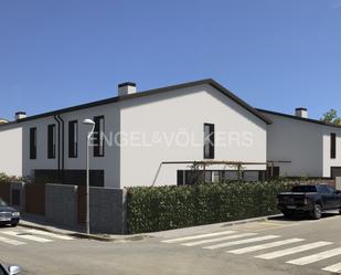 Vista exterior de Casa adosada en venda en La Garriga amb Aire condicionat, Terrassa i Piscina