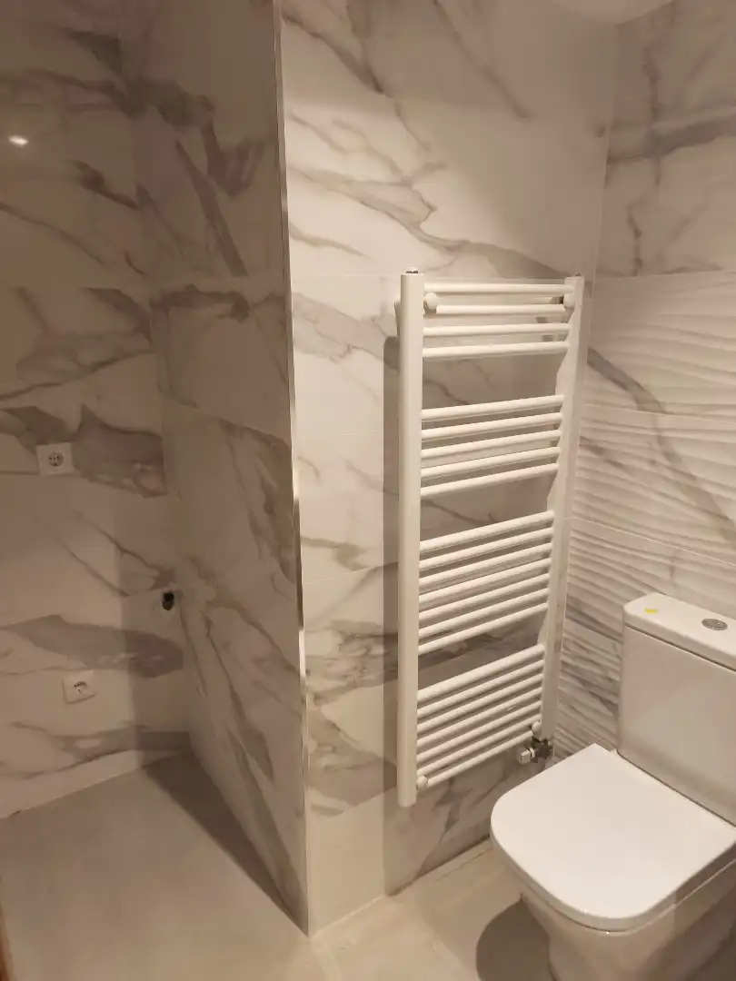 Badezimmer von Wohnung zum Verkauf in Ourense Capital  mit Heizung, Parkett und Ofen