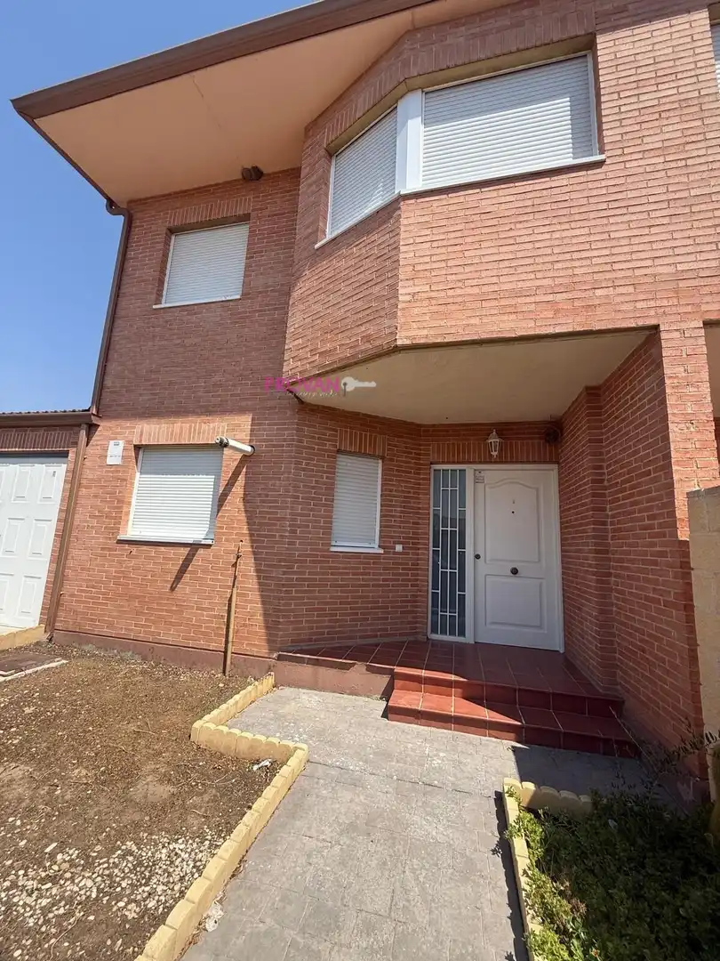 Vista exterior de Casa adosada en venta en Galápagos con Calefacción y Jardín privado