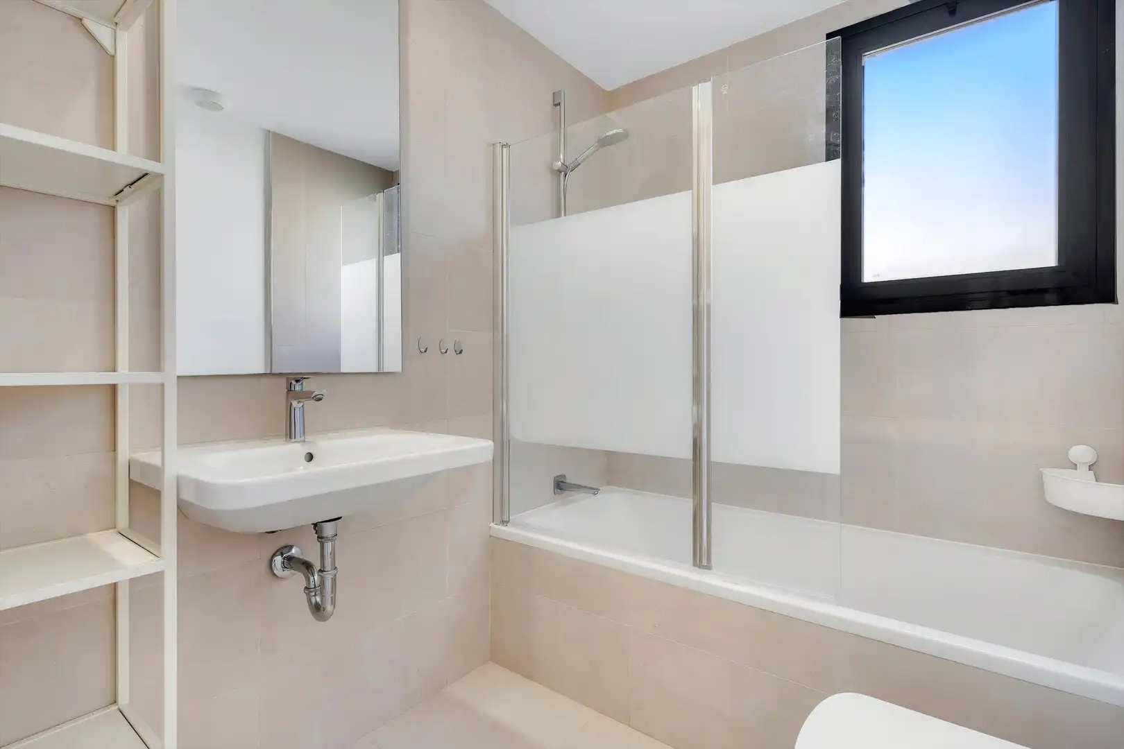 Bany de Apartament en venda en Fuengirola amb Aire condicionat, Jardí privat i Terrassa