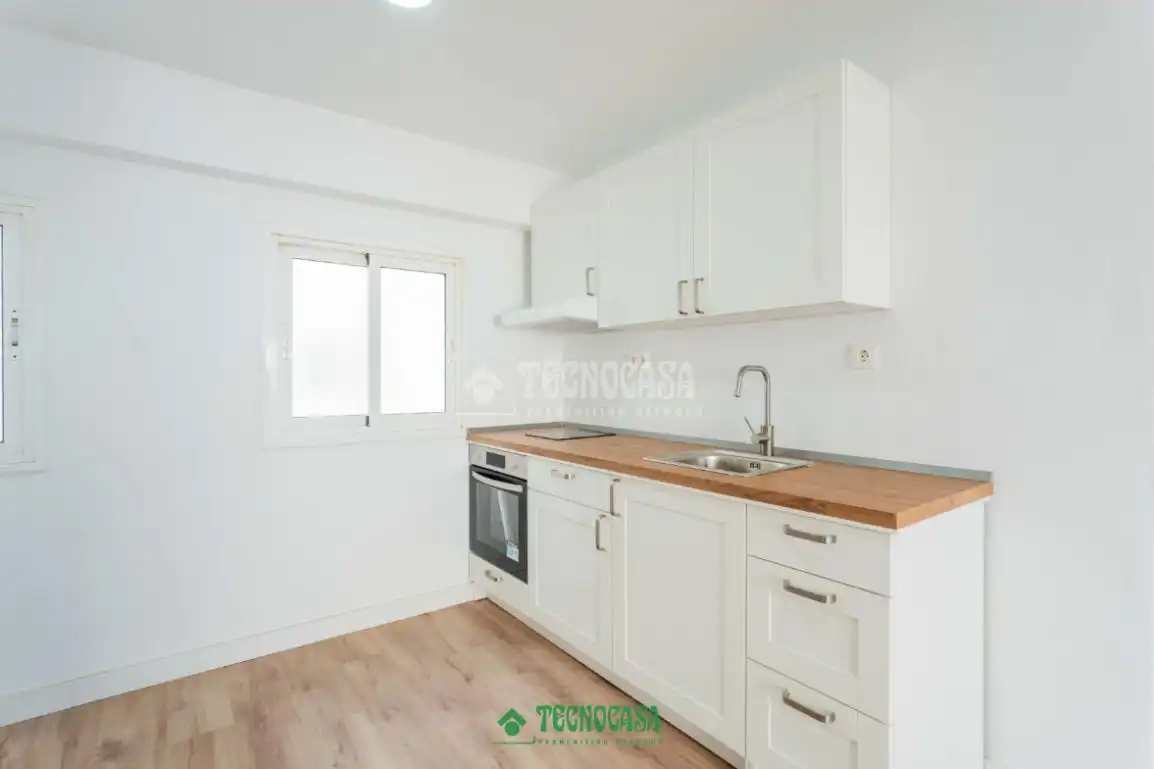 Cocina de Piso en venta en Almería con Calefacción y Balcón