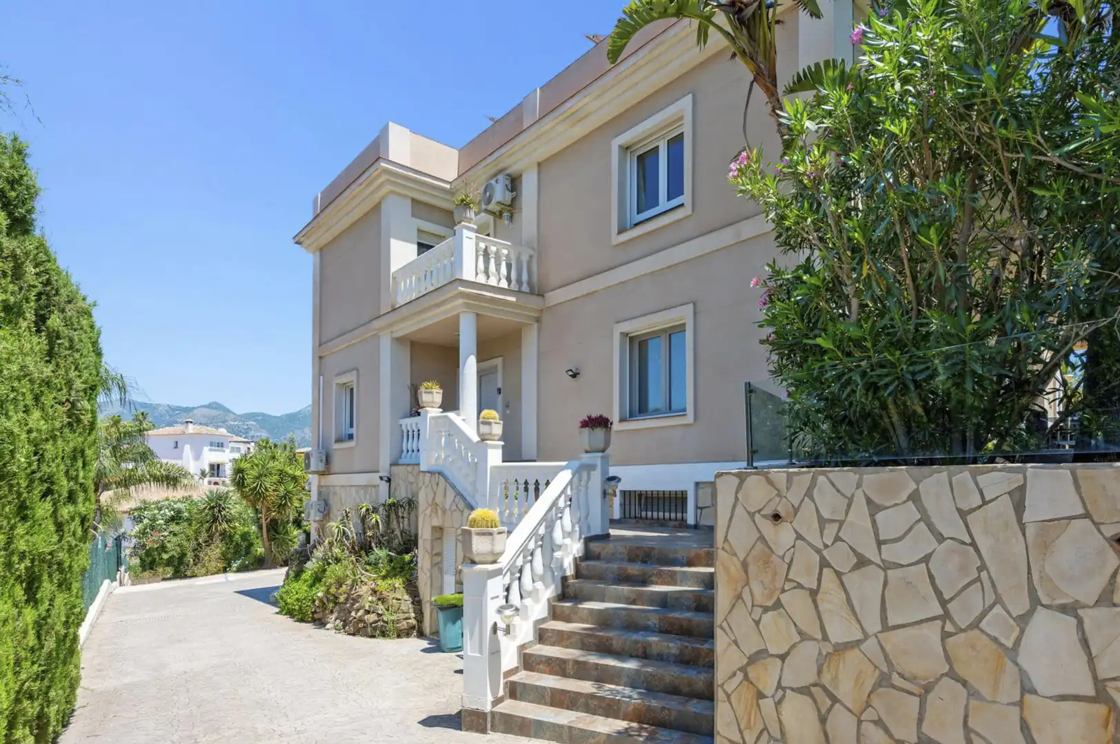 Vista exterior de Casa o xalet en venda en Mijas amb Jardí privat i Piscina