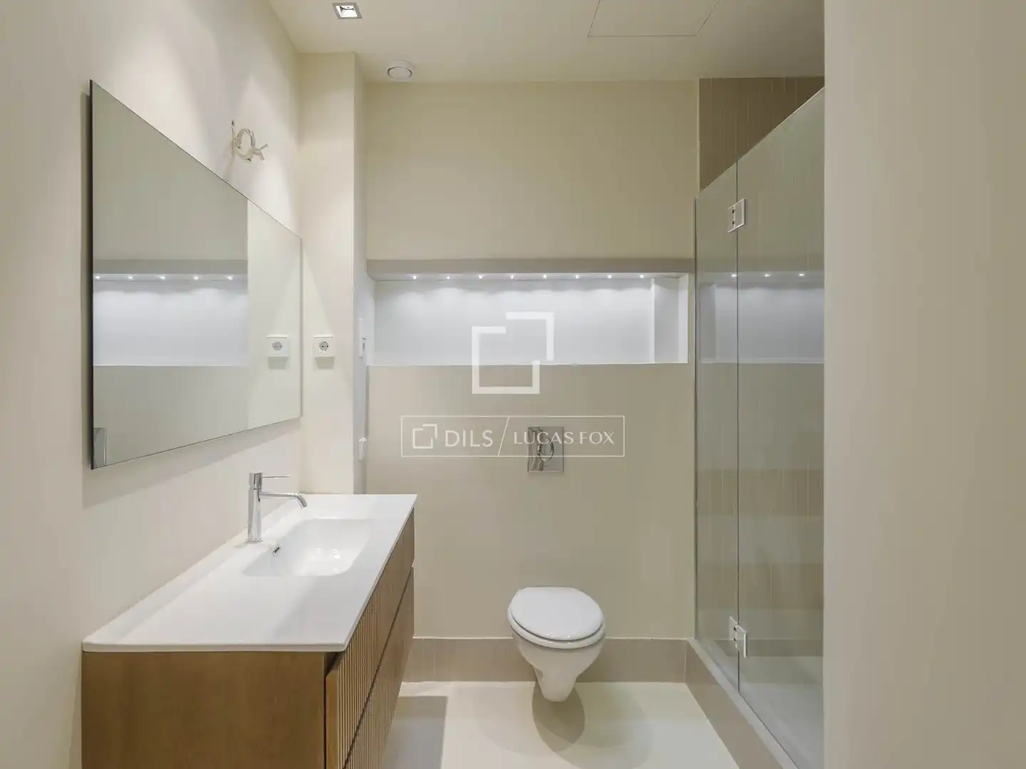 Bathroom of Attic for rent in Madrid  with Air Conditioner, Heating and Private garden