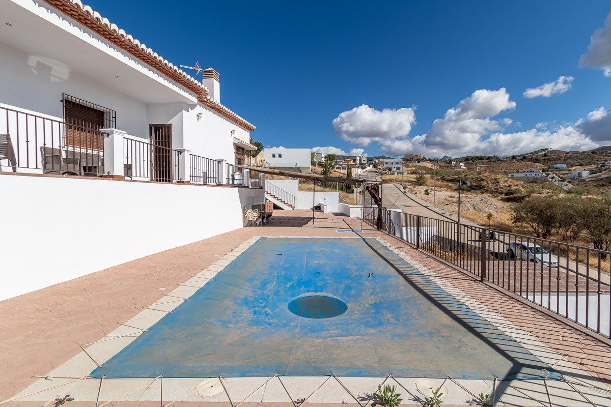 Piscina de Casa o xalet en venda en La Zubia amb Jardí privat, Terrassa i Traster