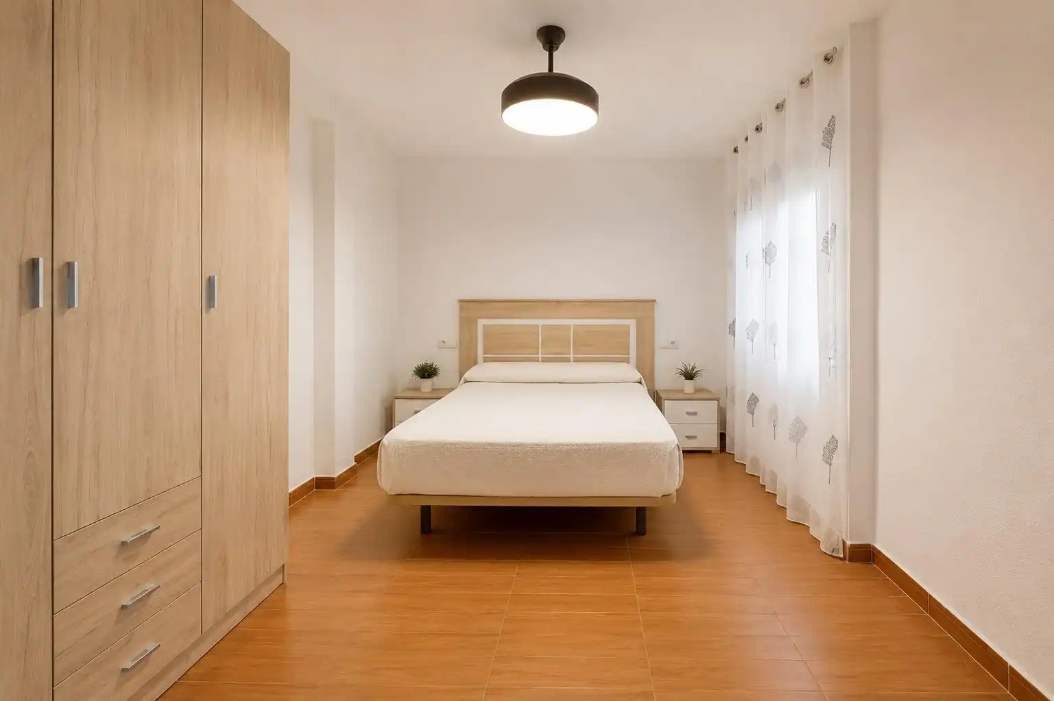 Dormitori de Apartament de lloguer en Almería amb Moblat i Balcó
