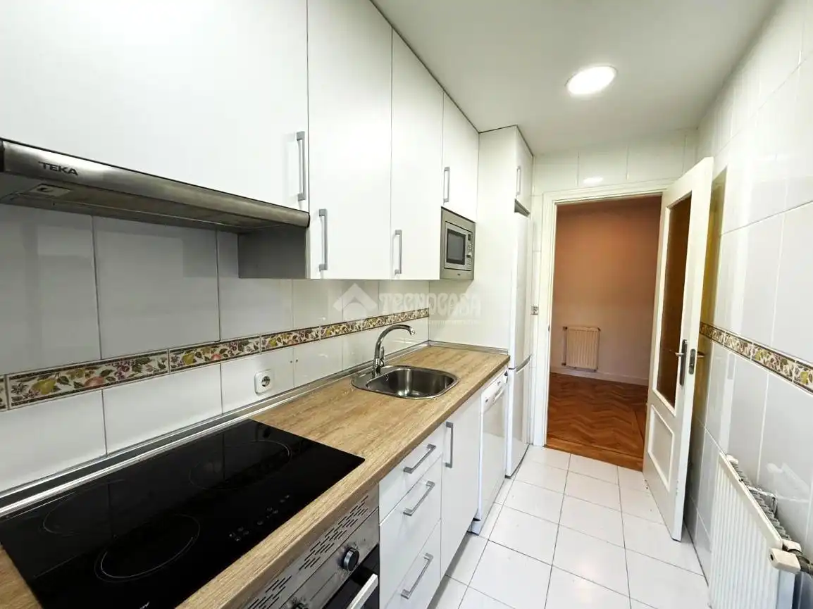 Kitchen of Flat for rent in Madrid  with Parquet flooring, Storage room and Balcony
