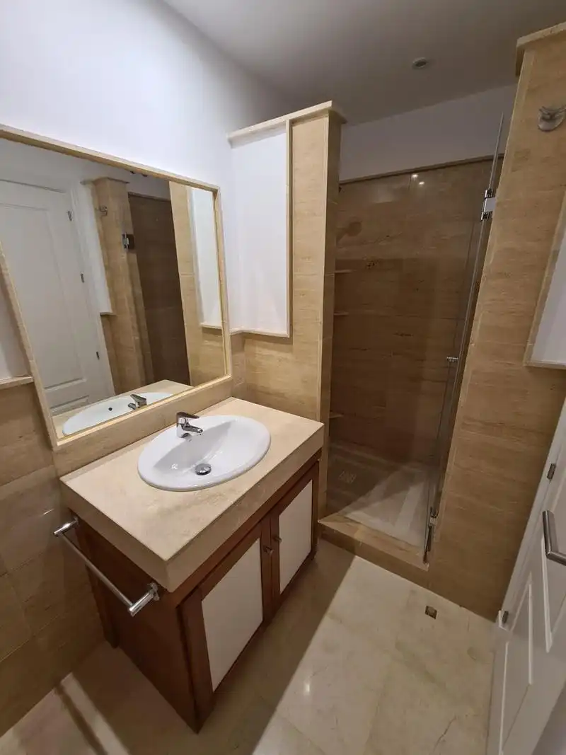 Baño de Casa adosada de alquiler en Benahavís con Aire acondicionado, Calefacción y Jardín privado