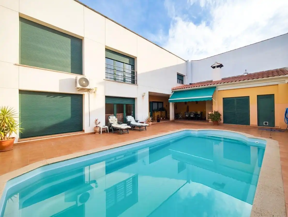 Piscina de Casa o xalet en venda en Puertollano amb Aire condicionat, Calefacció i Jardí privat