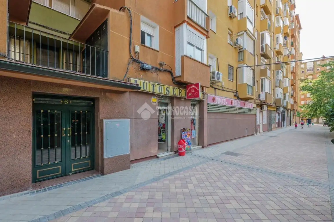 Vista exterior de Pis en venda en Madrid amb Calefacció
