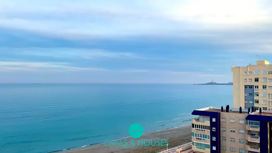 Vista exterior de Àtic en venda en La Manga del Mar Menor amb Terrassa, Moblat i Forn
