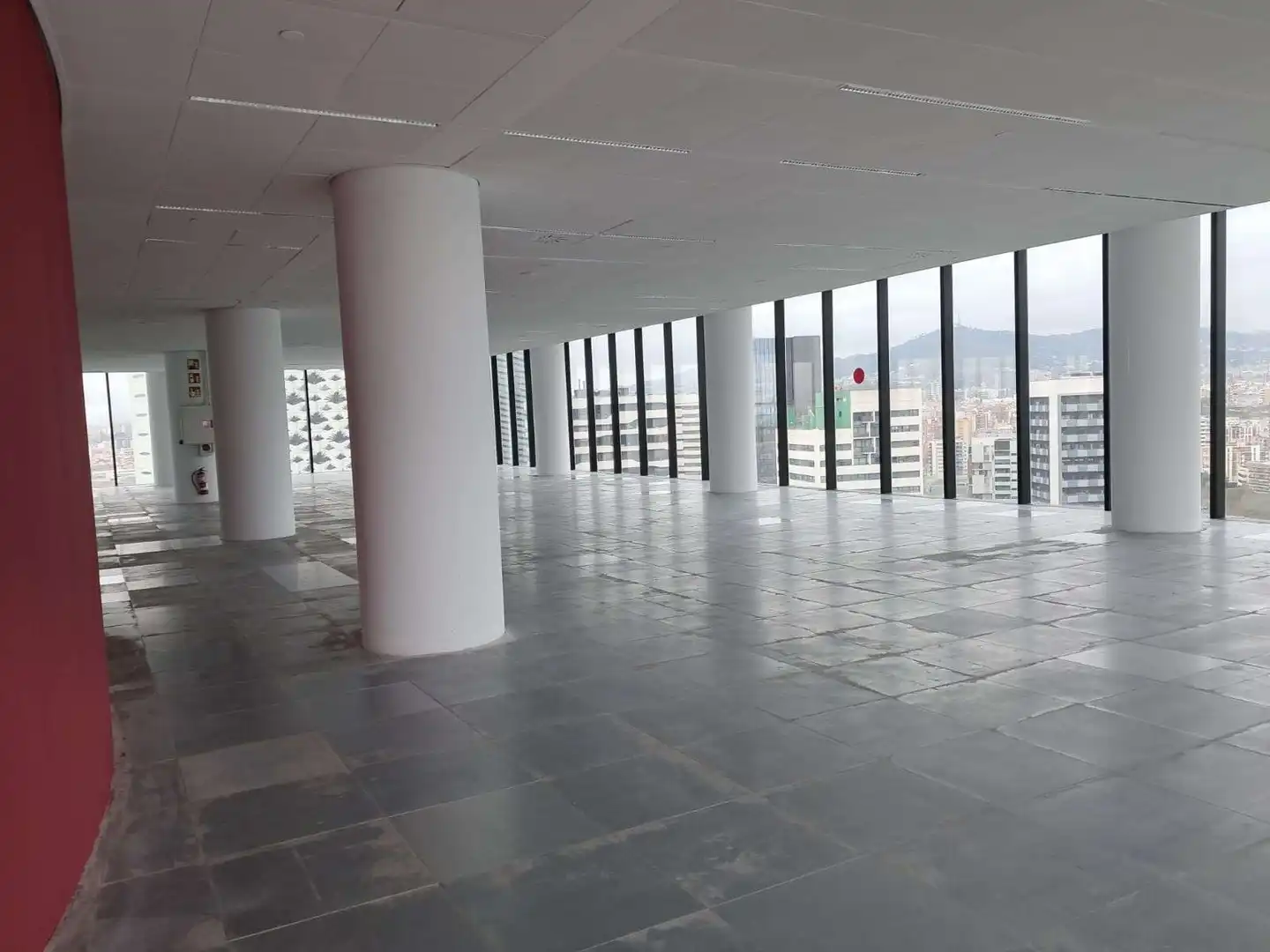 Büro zur Miete in L'Hospitalet de Llobregat mit Klimaanlage und Heizung