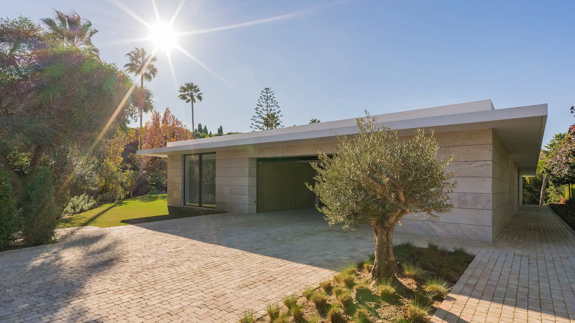 Vista exterior de Casa o chalet en venta en Sotogrande con Aire acondicionado, Calefacción y Jardín privado