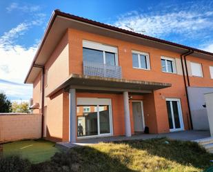 Vista exterior de Casa o xalet en venda en Fuentes de Valdepero amb Calefacció