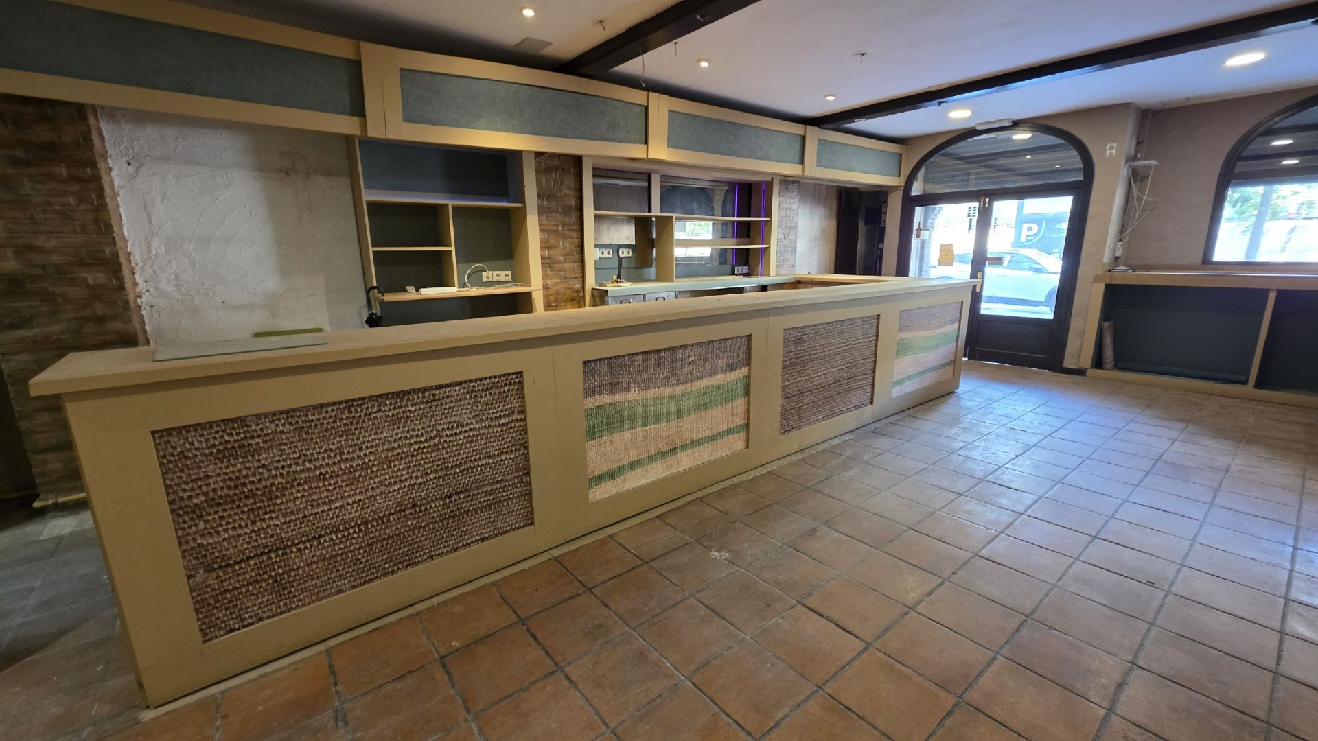 Premises for sale in  Valencia Capital  with Air Conditioner and Terrace