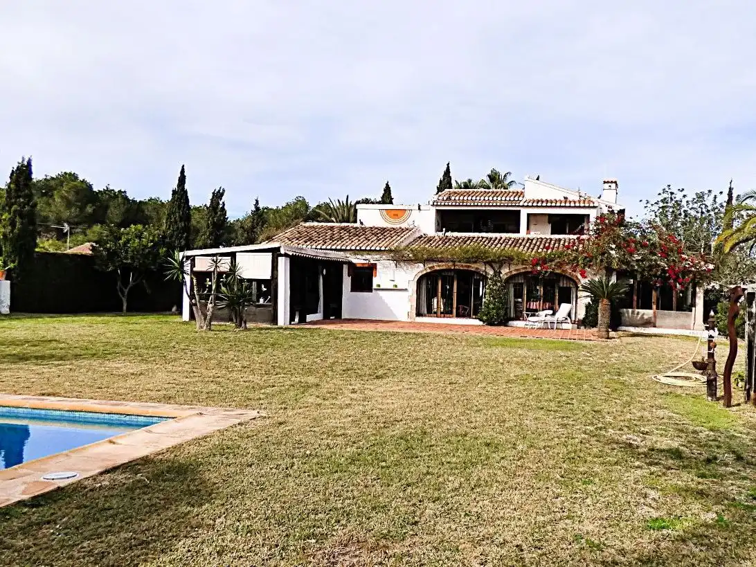 Casa rústica amb jardí en venda a Carrer Lago Aral 73