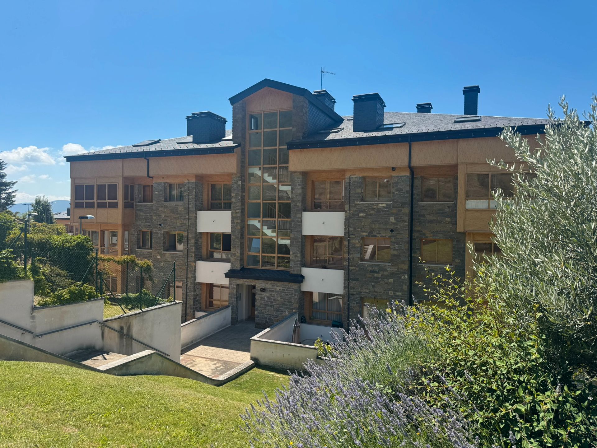 Vista exterior de Apartament en venda en Jaca amb Calefacció, Parquet i Traster