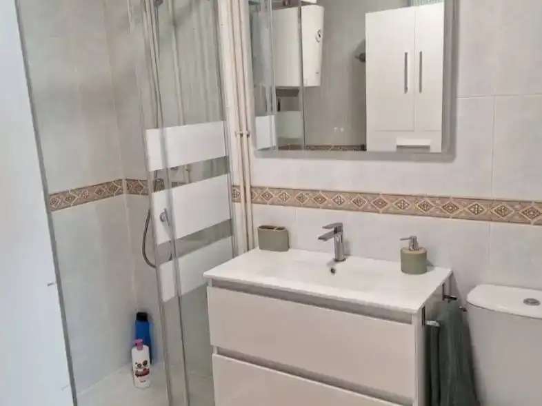 Badezimmer von Wohnung zur Miete in Roquetas de Mar mit Klimaanlage und Schwimmbad