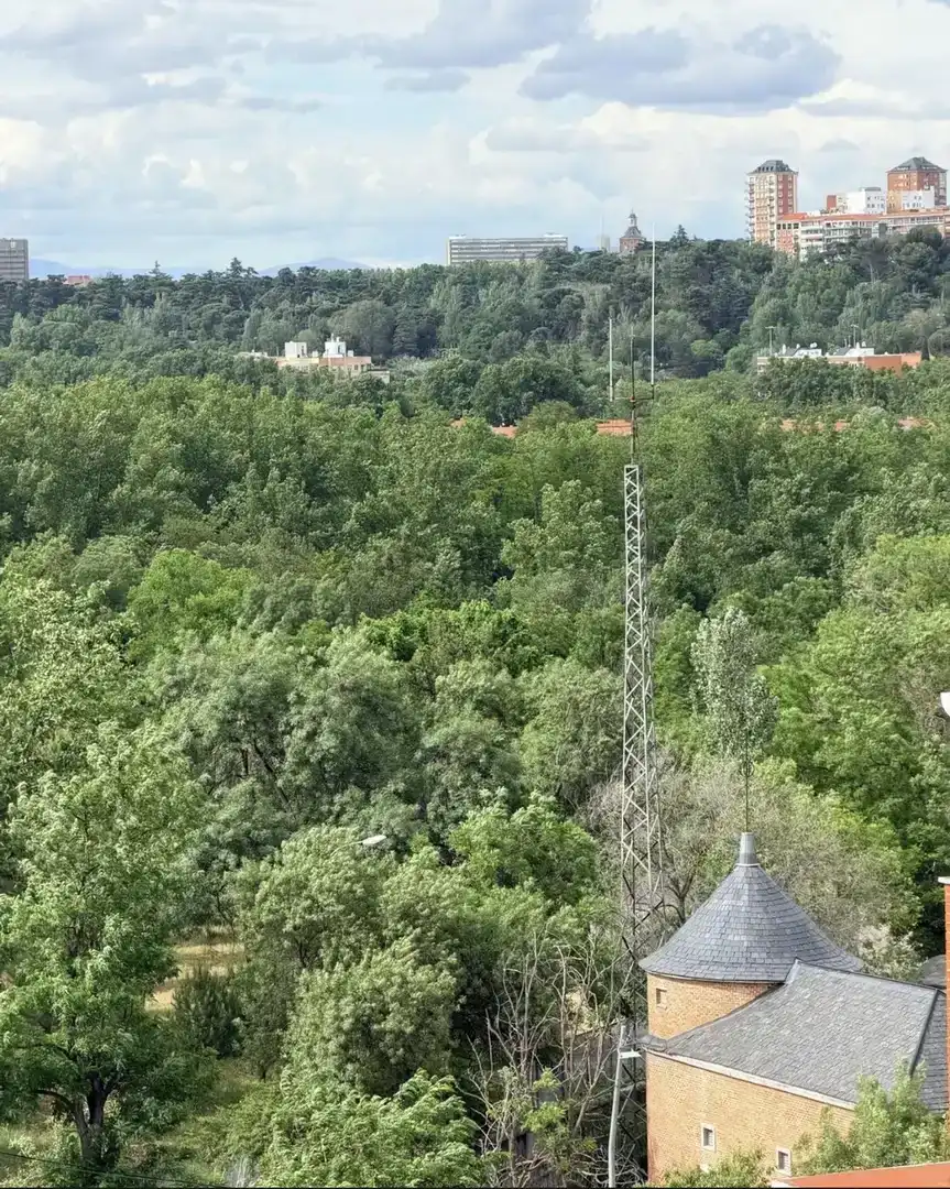 Außenansicht von Wohnung zur Miete in  Madrid Capital mit Klimaanlage und Balkon