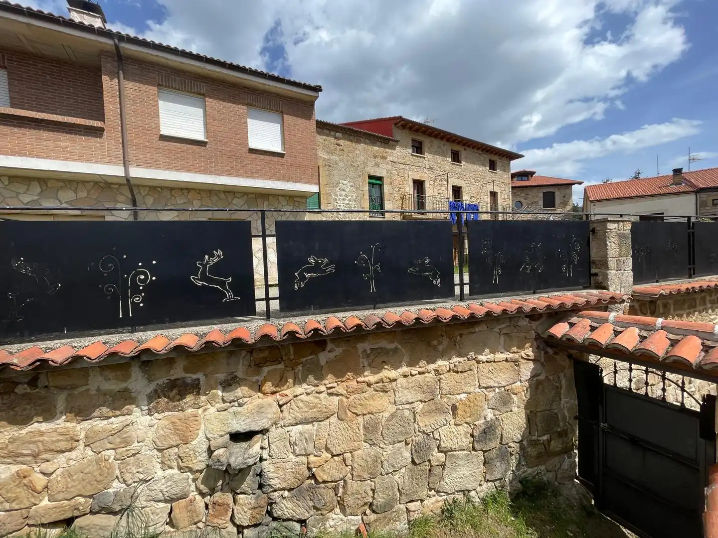 Vista exterior de Finca rústica en venda en Regumiel de la Sierra amb Jardí privat, Parquet i Traster