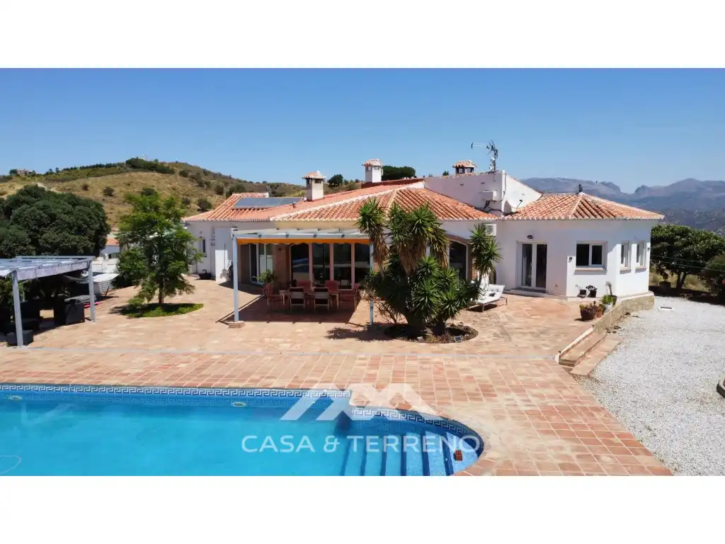Vista exterior de Casa o xalet en venda en Vélez-Málaga amb Aire condicionat, Jardí privat i Terrassa