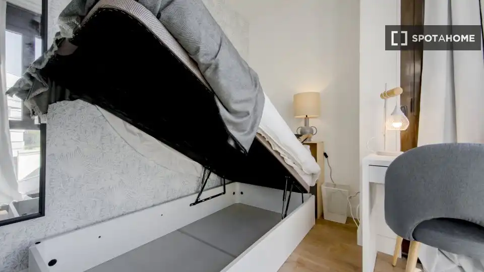 Bedroom of Flat for rent in Madrid  with Air Conditioner, Heating and Furnished