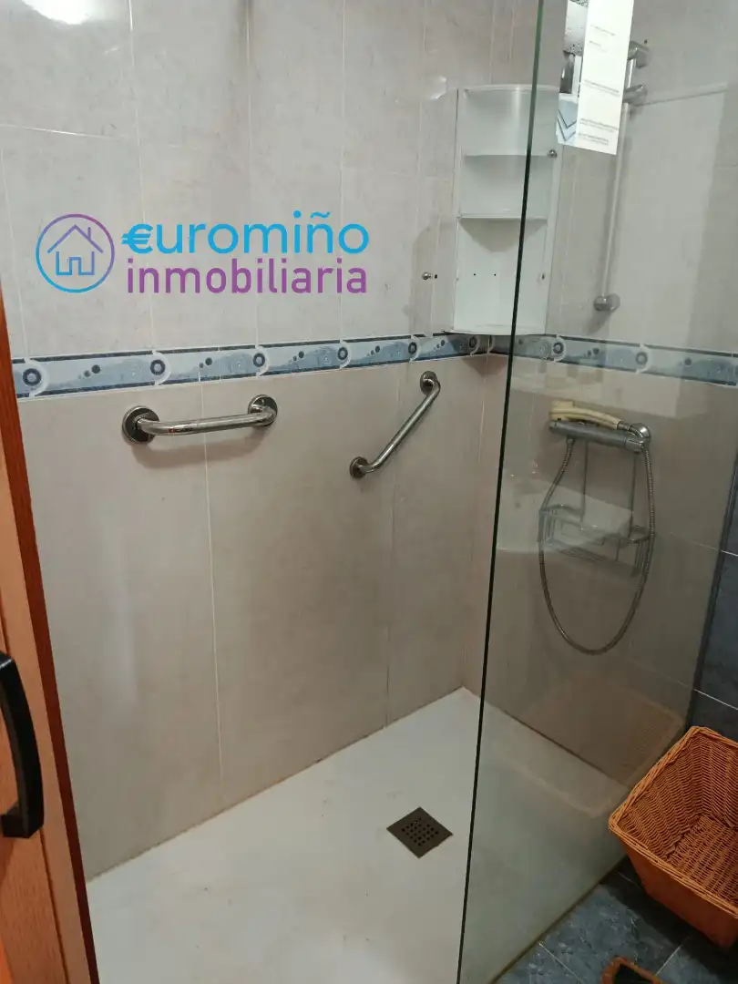 Baño de Piso en venta en As Neves   con Calefacción, Trastero y Amueblado