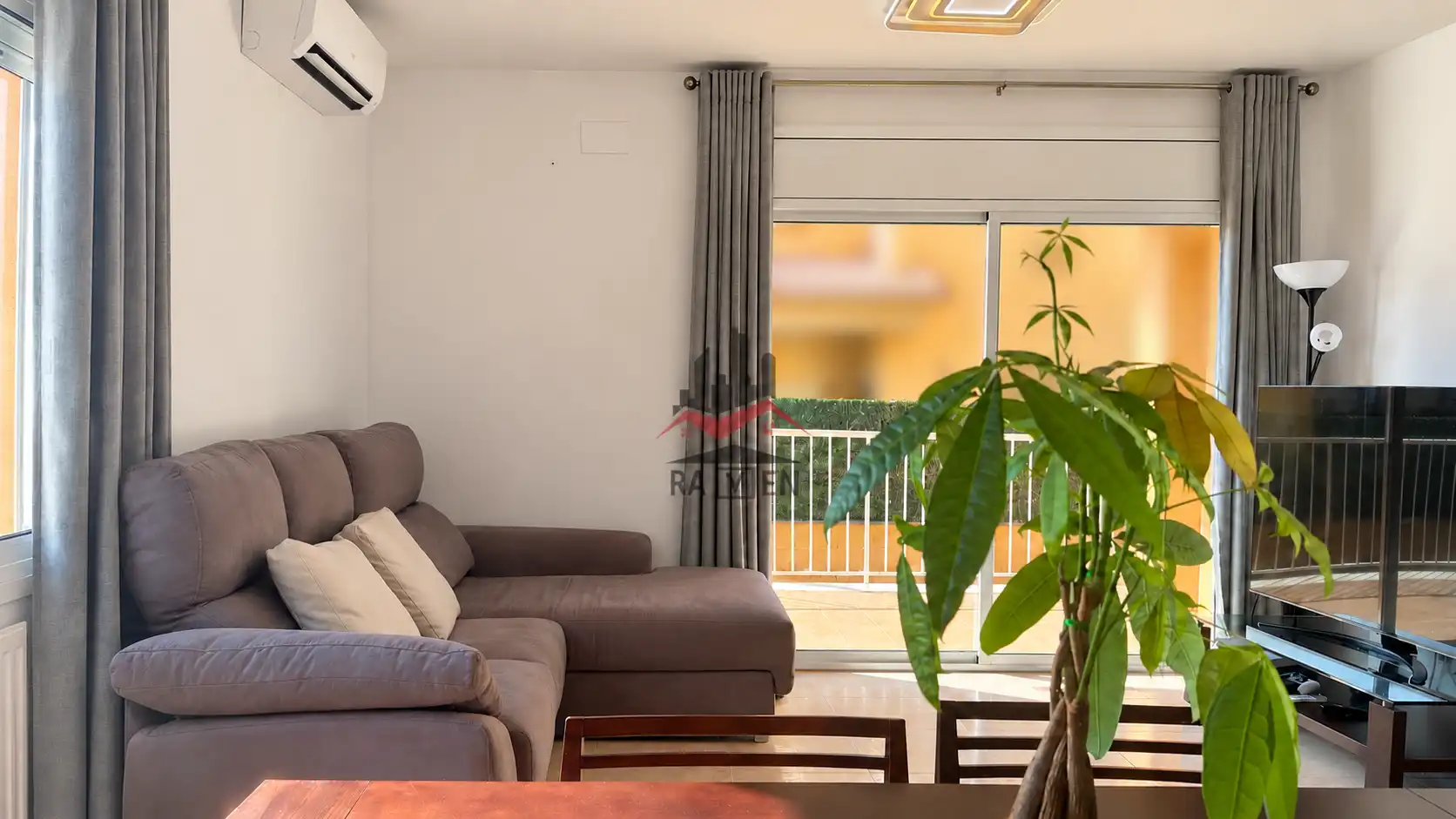 Sala de estar de Casa adosada en venta en Vilafant con Calefacción, Jardín privado y Terraza