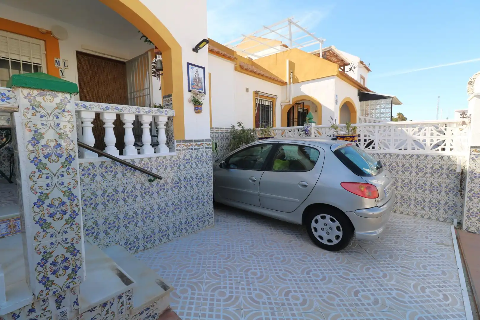 Vista exterior de Casa o xalet en venda en Torrevieja amb Aire condicionat, Jardí privat i Terrassa