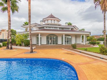 Villa con piscina in vendita a Pueblo - Urbanizaciones