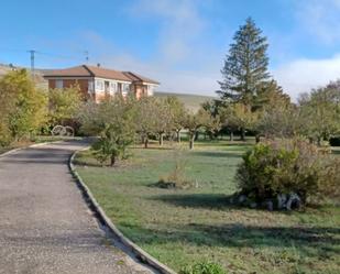 Jardí de Casa o xalet en venda en Alfoz de Quintanadueñas amb Jardí privat, Terrassa i Traster