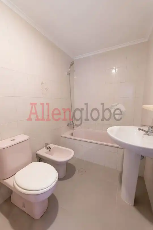 Bany de Apartament en venda en Oviedo  amb Calefacció i Traster