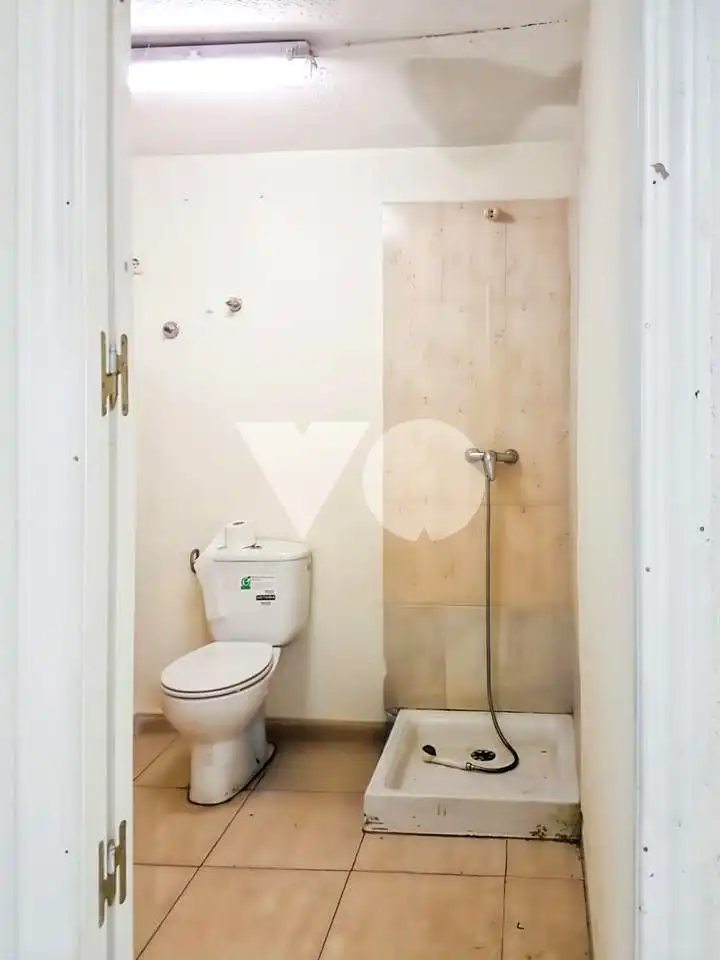 Bany de Local en venda en Madrid amb Aire condicionat